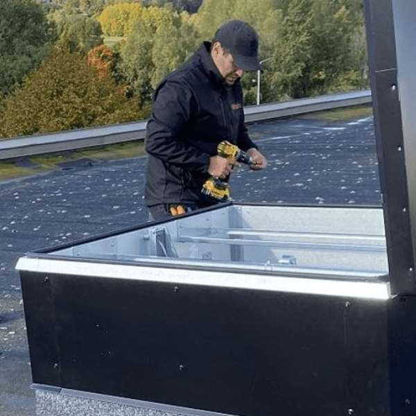 Savunpoistoluukun tarkastus ja huolto